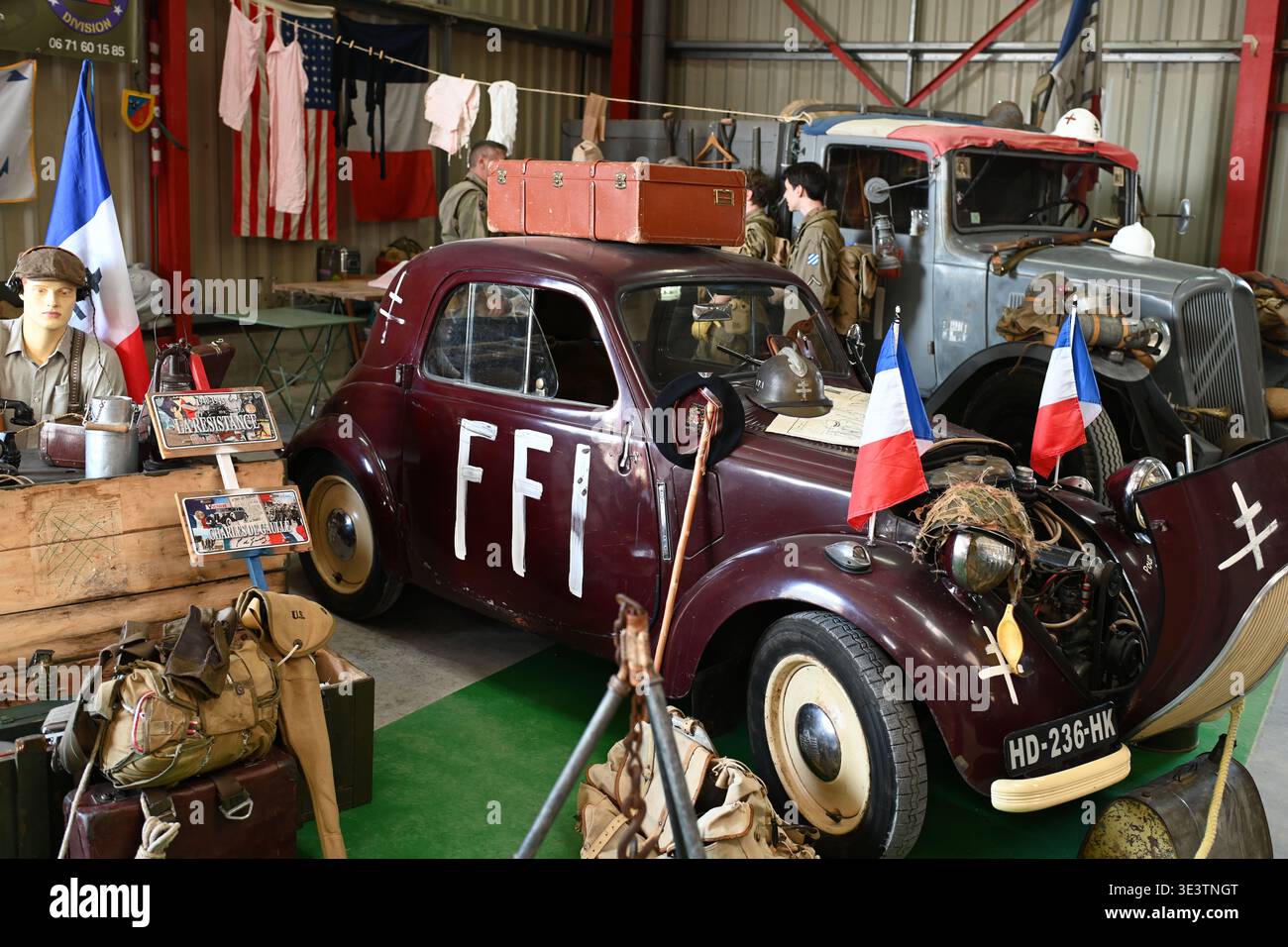 Ricostruzione storica della scena della seconda guerra mondiale della FFI, forze dell'interno francesi o combattenti della resistenza francese (metà degli anni '1940) Foto Stock