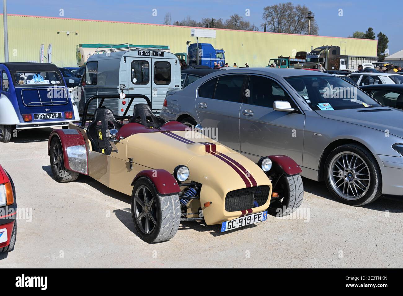 Auto sportiva leggera beige Caterham Super 7. Prodotto nel Regno Unito dal 1973 ad oggi basato sulla vecchia Lotus Seven Foto Stock