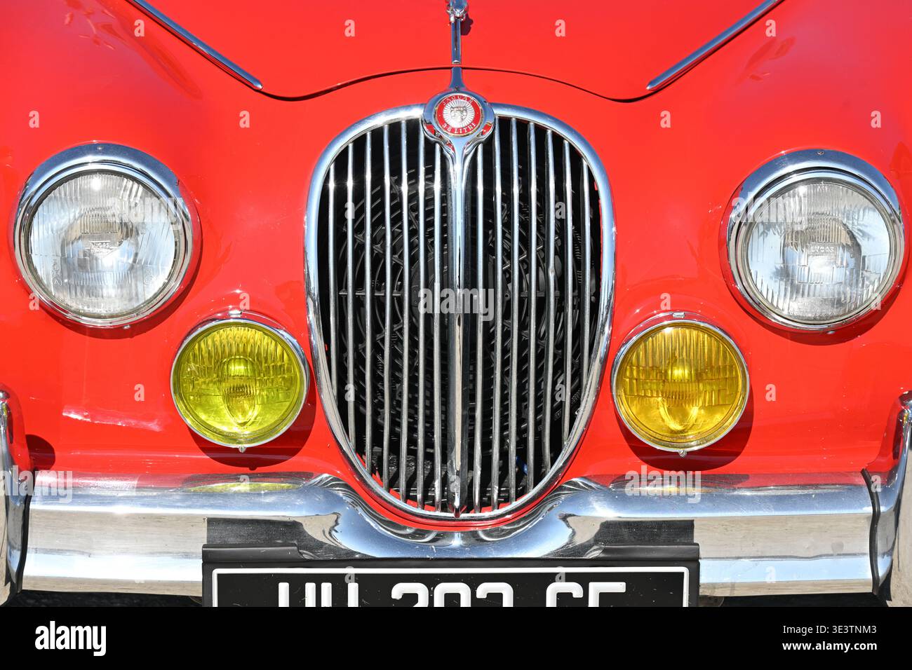 Dettagli cromati, griglia del radiatore e fari o fari della berlina sportiva Vintage Jaguar Mark 2 (3,8 iitre) realizzata tra il 1959 e il 1967 Foto Stock