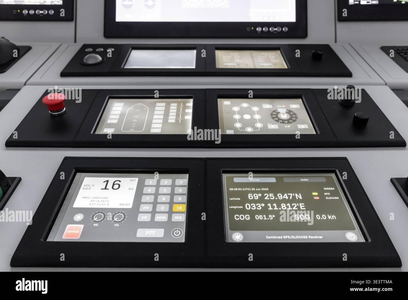 Moderno quadro di comando per la navigazione in ponte navale che mostra le coordinate GPS, i display touchscreen e le letture degli strumenti. Primo piano degli schermi di controllo marittimo Foto Stock