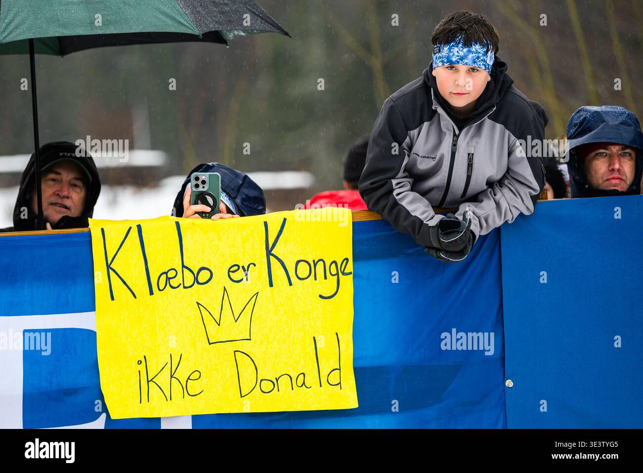 Il segno di Nowegian afferma: "Klaebo è re, non Donald" riferendosi a Trump alle finali di sci di fondo della Coppa del mondo FIS 2026 a Lake Placid, New York, USA. Foto Stock