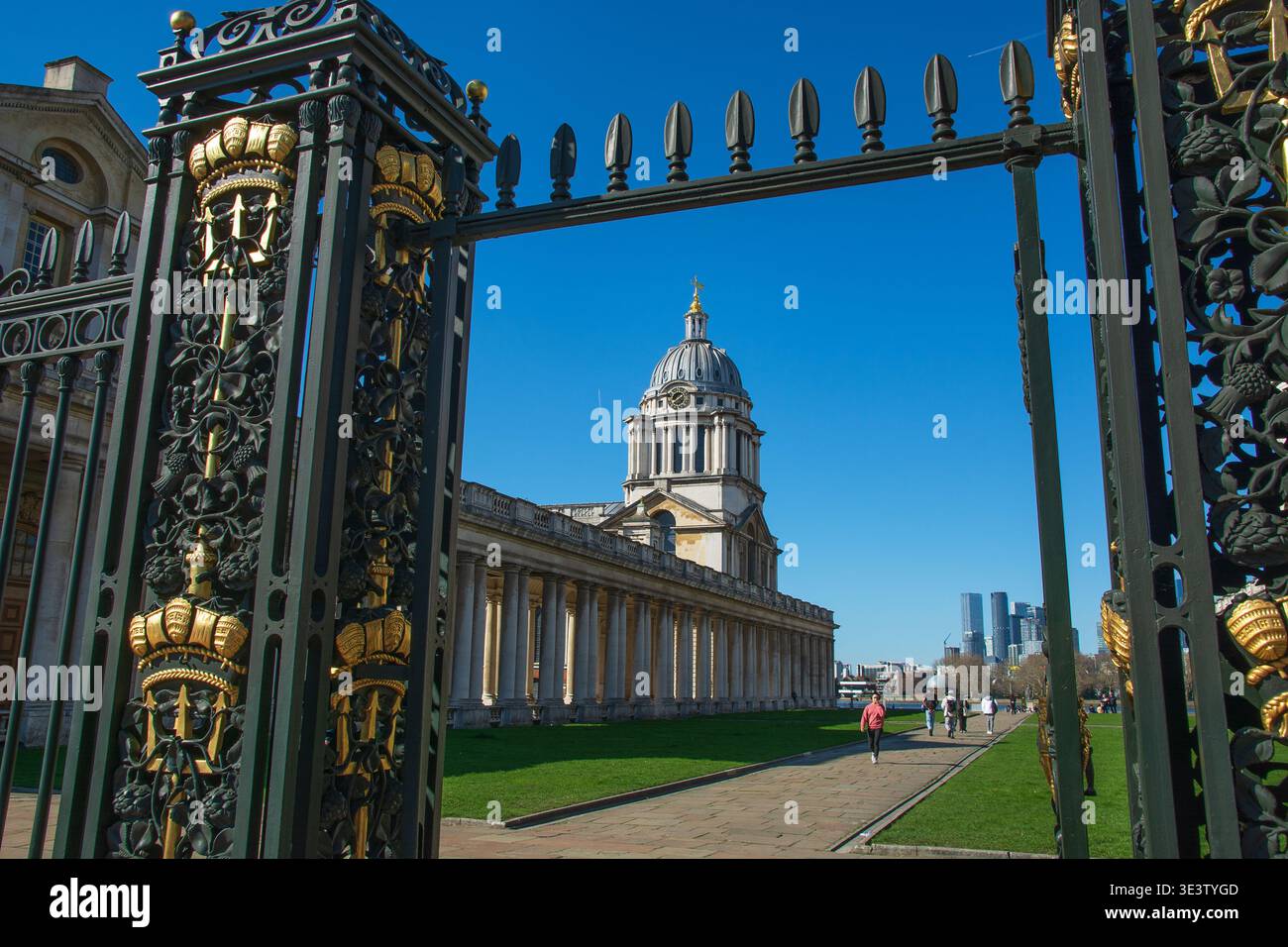 Vista attraverso le porte dell'Old Royal Naval College di Greenwich, Londra, Inghilterra. Foto Stock