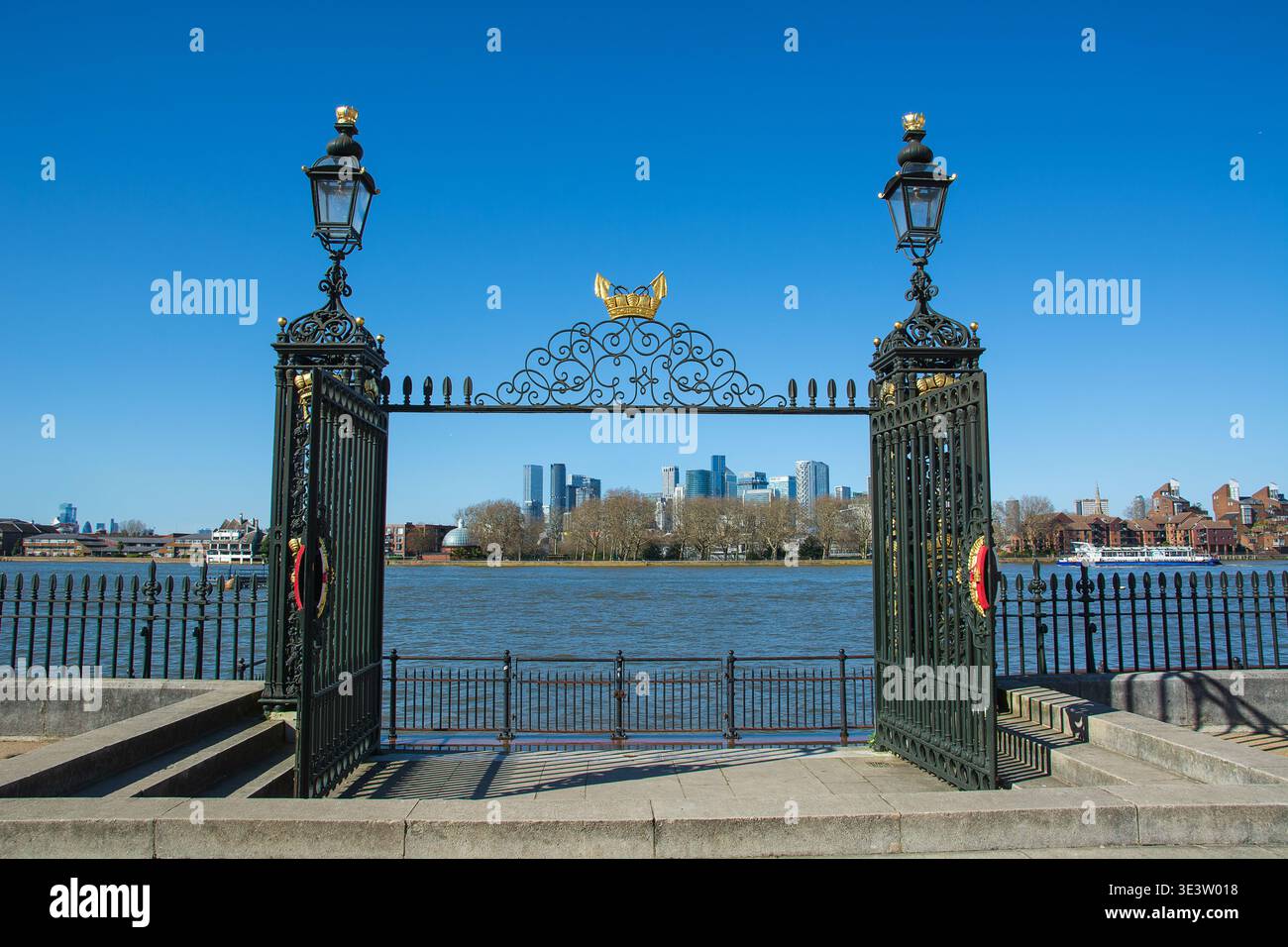La storica porta d'acqua in ferro battuto dell'Old Royal Naval College, situata sulle rive del Tamigi, Londra, Inghilterra. Foto Stock
