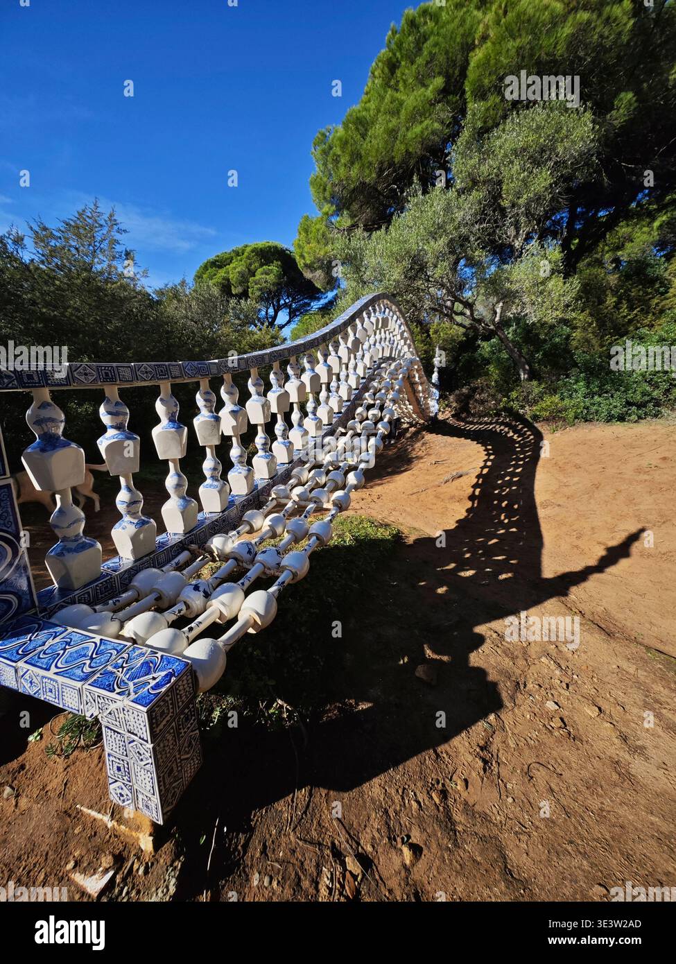 Vejer de la Frontera, Cádiz. 7 dicembre 2025. Un ponte in porcellana adagiato su uno sfondo naturale. Foto Stock