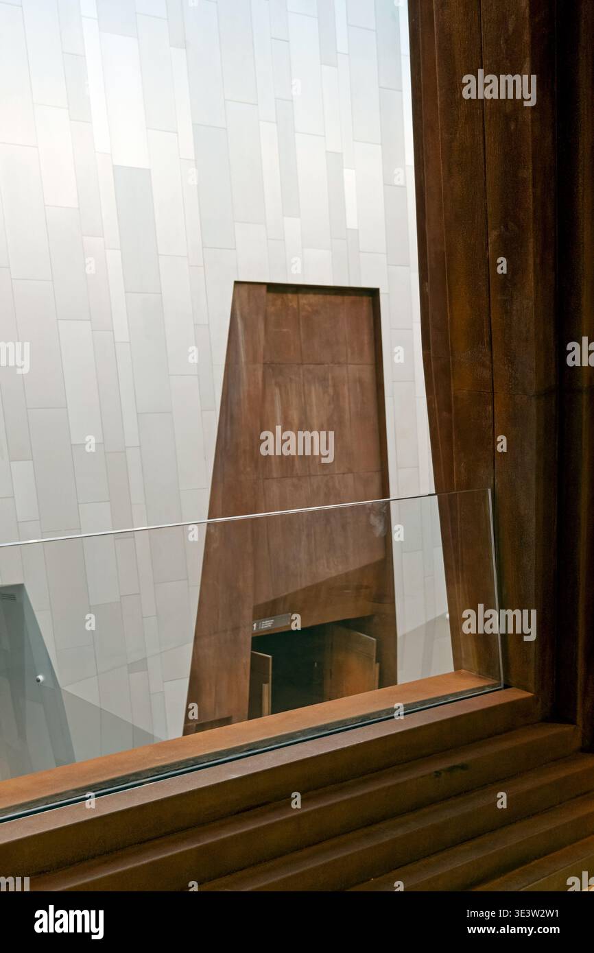 Dettagli architettonici astratti con cornice in legno e parete in pietra al Museo delle Arti di Almaty Foto Stock