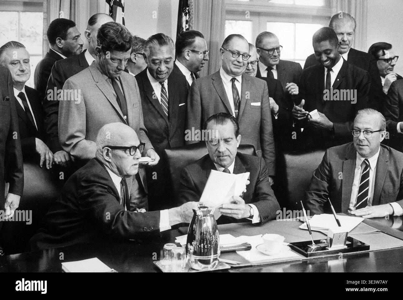 Ambito e contenuto: Nella foto: George Meany, Richard M. Nixon, George Schultz. Oggetto: Lavoro. Foto Stock