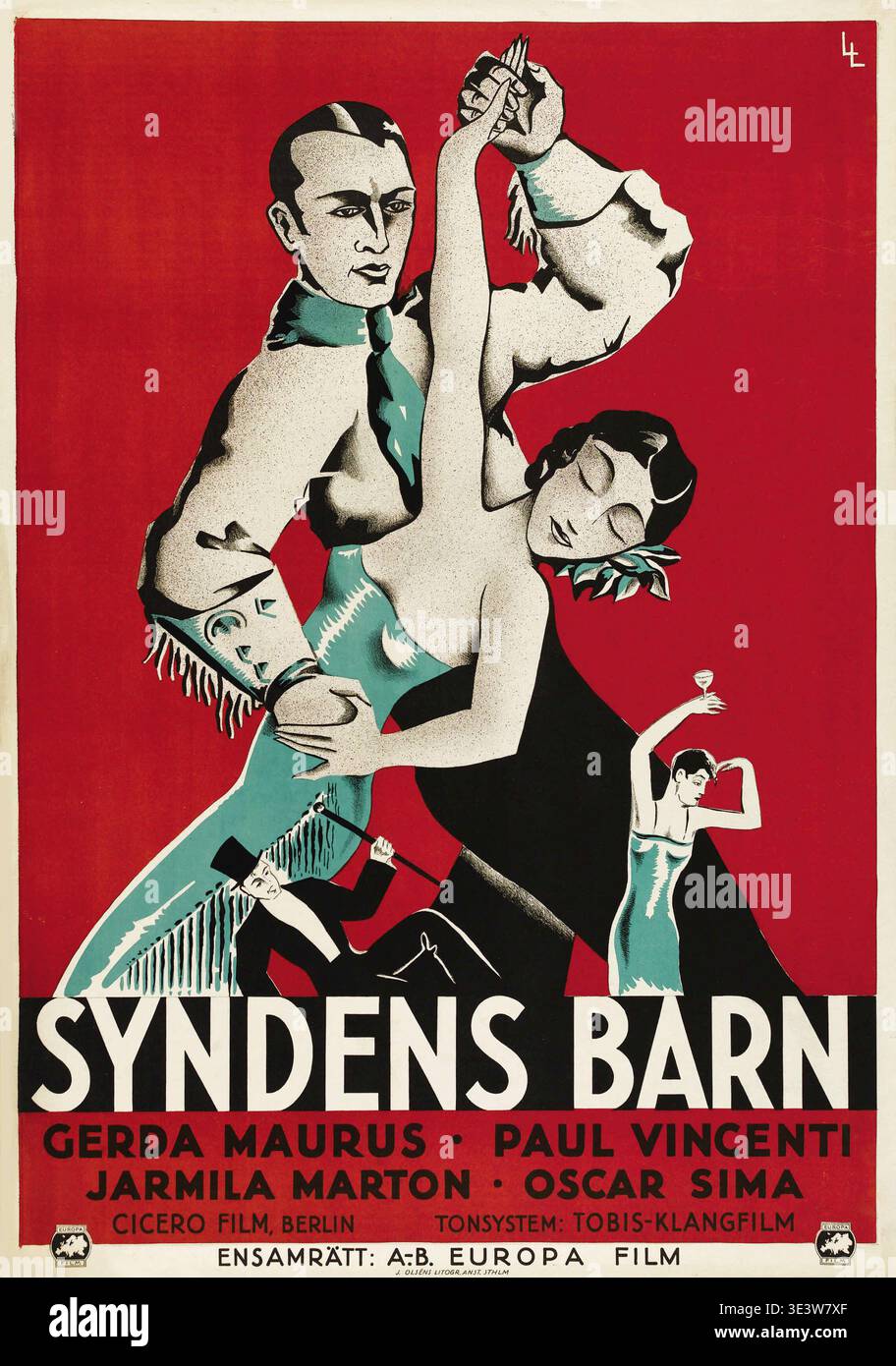Questo sorprendente poster vintage per "Syndens Barn" (originariamente "Seitensprünge") del 1931, diretto da Steve Sekely, presenta gli attori principali Gerda Maurus e Paul vincenti in un abbraccio drammatico e stilizzato. L'opera d'arte, firmata "LL" (opera d'arte di LL, come da suggerimento per il nome del file), raffigura un uomo e una donna in una posa appassionata, con figure più piccole che illustrano altre scene, il tutto su uno sfondo rosso audace. Foto Stock