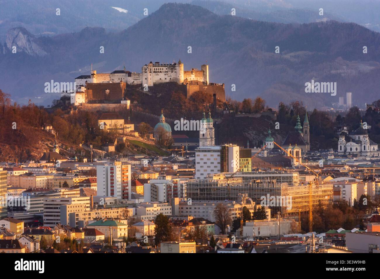Salisburgo: Vista della città di Salisburgo, della fortezza di Hohensalzburg e delle Alpi di Flachgau, Salisburgo, Austria Foto Stock