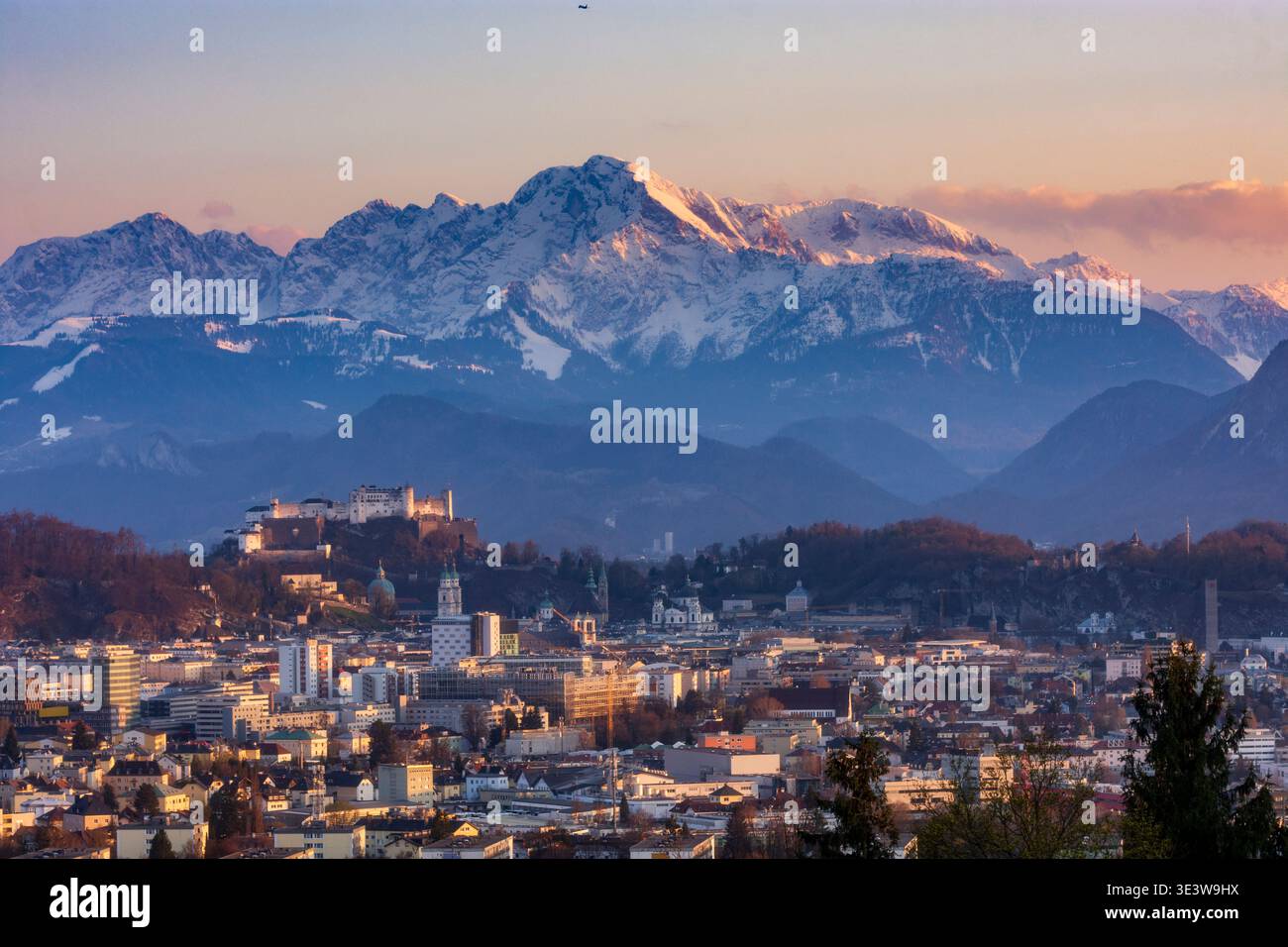 Salisburgo: Vista della città di Salisburgo, della fortezza di Hohensalzburg e delle Alpi di Flachgau, Salisburgo, Austria Foto Stock