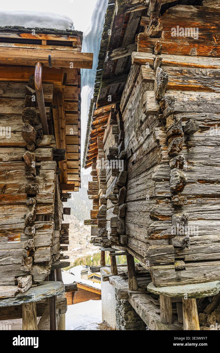 Vecchio fienile intempato su lastre di pietra, centro storico, Grimentz, Val d'Anniviers, Alpi Vallese, Cantone di Vallese, Svizzera Foto Stock