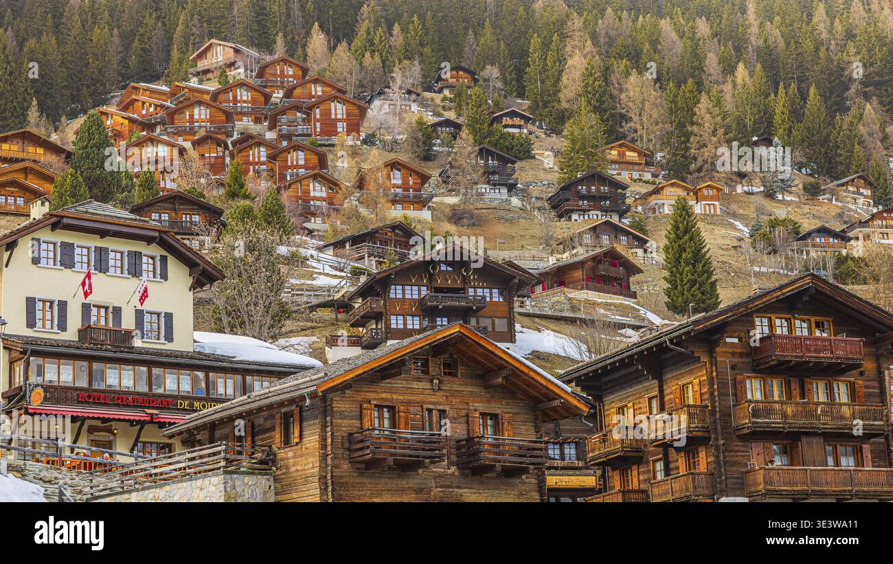 Vecchie case coloniche nel centro storico, moderni chalet costruiti in collina, Grimentz, Val d'Anniviers, Alpi Vallese, Canton Vallese, SWI Foto Stock