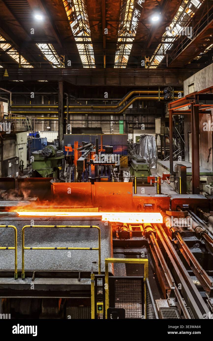 Laminatoio a caldo ThyssenKrupp, trasporto di lastre per laminazione inversa, Hohenlimburg, Hagen, Renania settentrionale-Vestfalia, Germania Foto Stock
