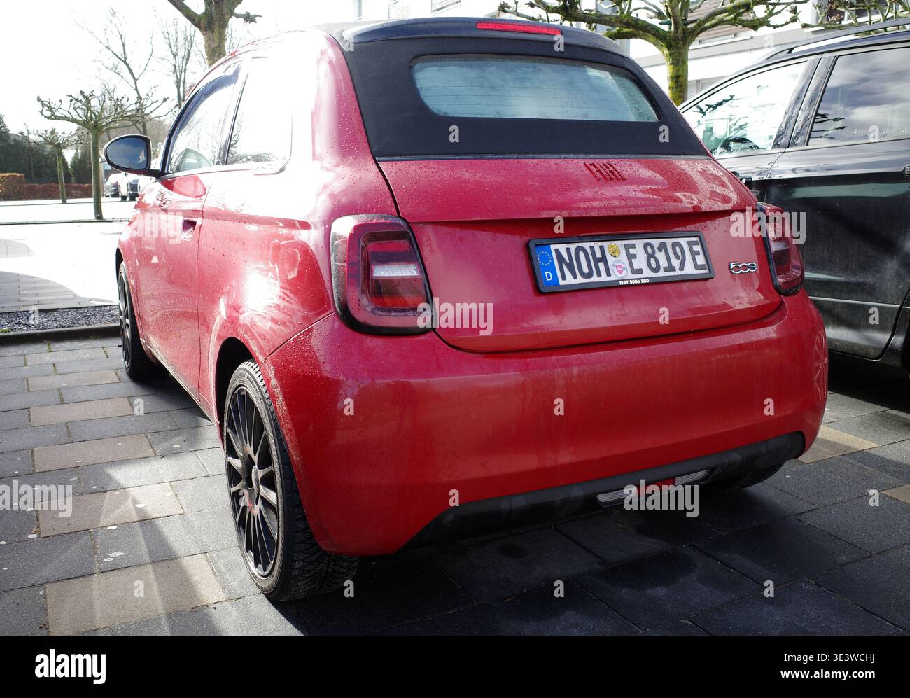 Nordhorn, Germania - 17 febbraio 2026 la parte posteriore di una Fiat 500e o 500 elettrica rossa su un parcheggio Foto Stock