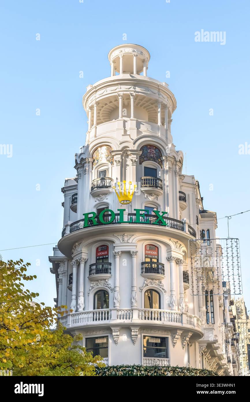 Madrid, Spagna - 30 novembre 2021: L'edificio Rolex sulla Gran via di Madrid è una struttura iconica nota per la sua architettura distintiva Foto Stock