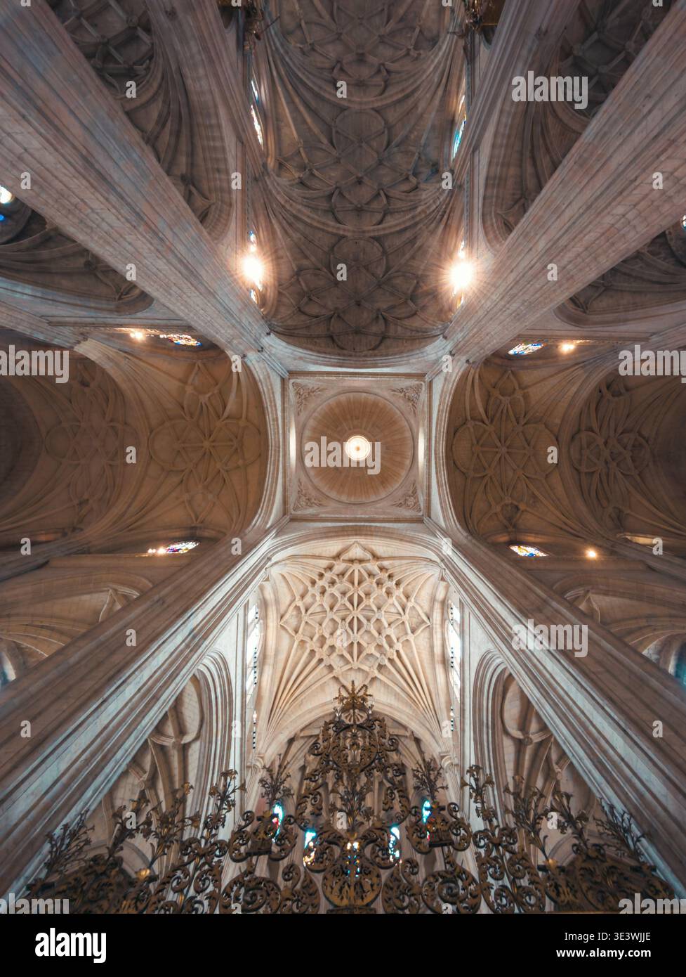 L'intricato soffitto della cattedrale gotica a Segovia, in Spagna, presenta splendidi dettagli architettonici con decorazioni in pietra e un design elegante, creando un Foto Stock