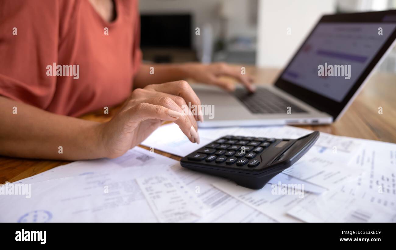 Primo piano di donne che gestiscono le finanze personali a casa Foto Stock