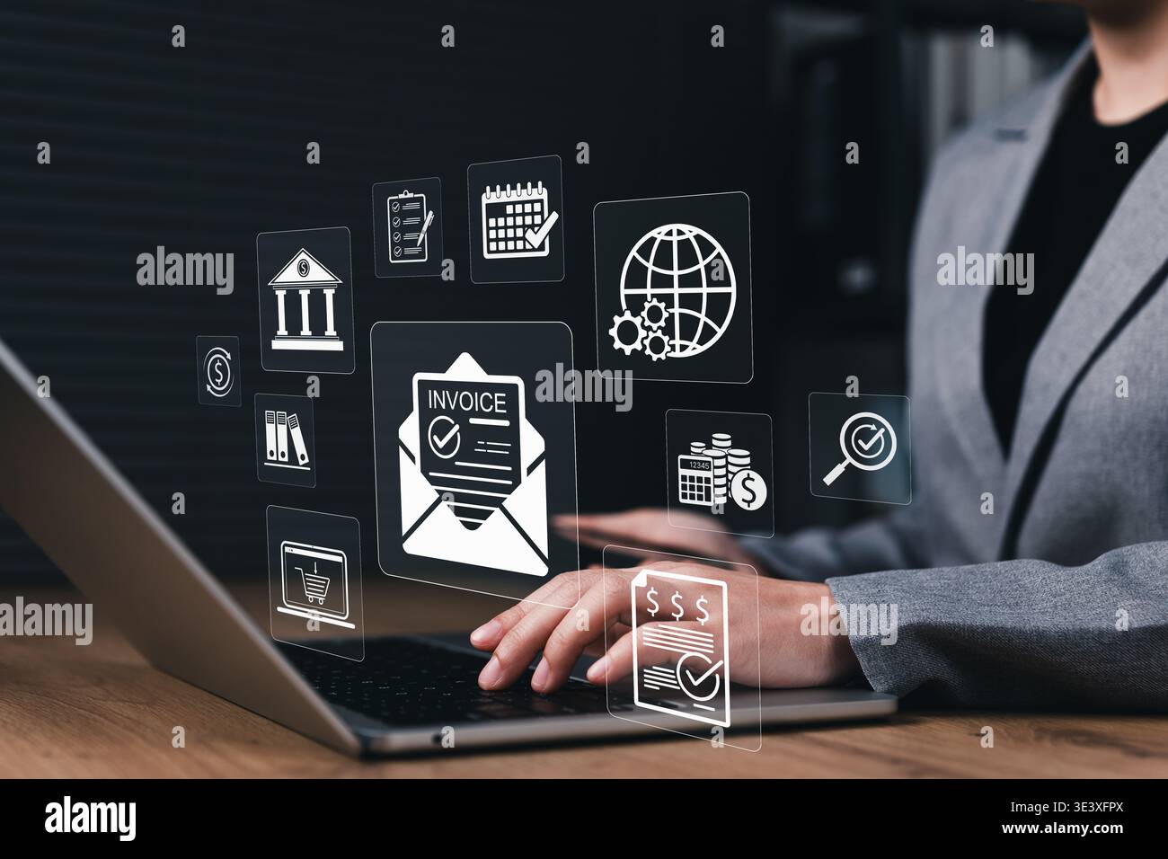 Gestione digitale delle fatture e flusso di lavoro di fatturazione online, donna d'affari che utilizza un laptop con icona per la fatturazione, la verifica dei pagamenti, la contabilità e-Invoice Foto Stock