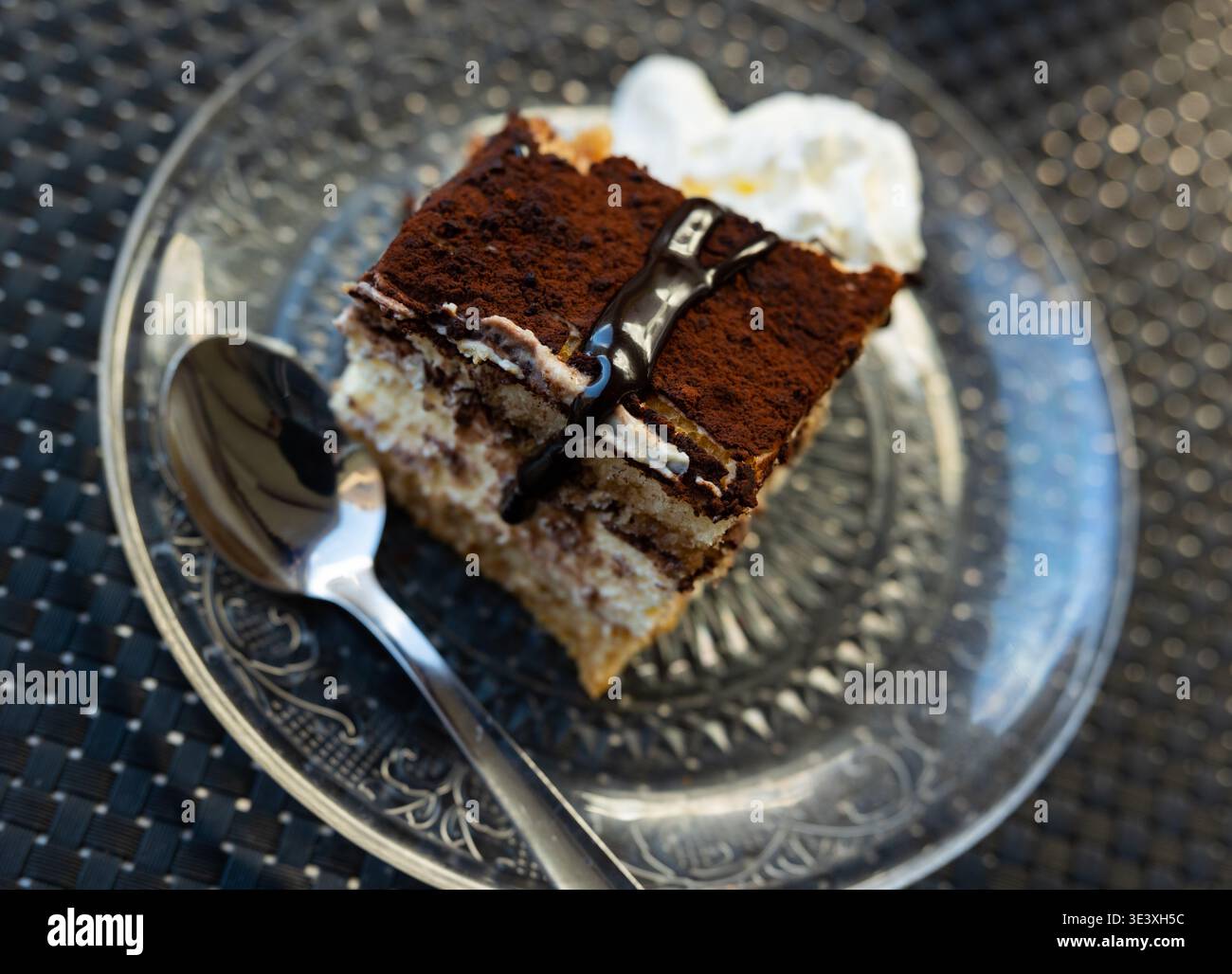 Tiramisù per dessert al caffè servito su piattino Foto Stock