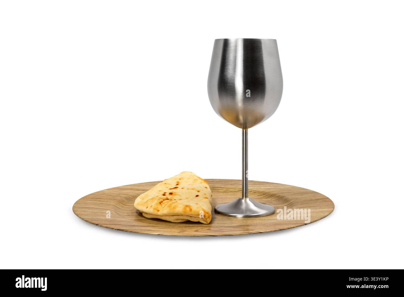 Immagine di comunione cristiana minima con focaccia e calice su piatto di legno. Sfondo bianco pulito con spazio di copia per temi di culto o insegnamento Foto Stock