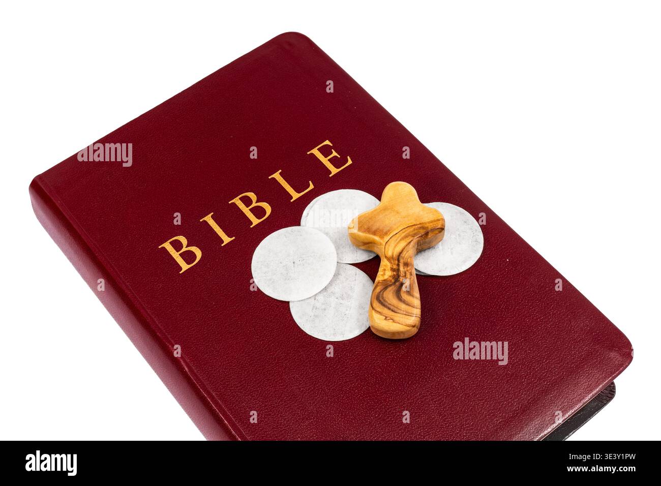 Sacra Bibbia con cialde di comunione e croce di legno. Concetto di fede cristiana che rappresenta le Scritture, il sacrificio e l'Eucaristia Foto Stock