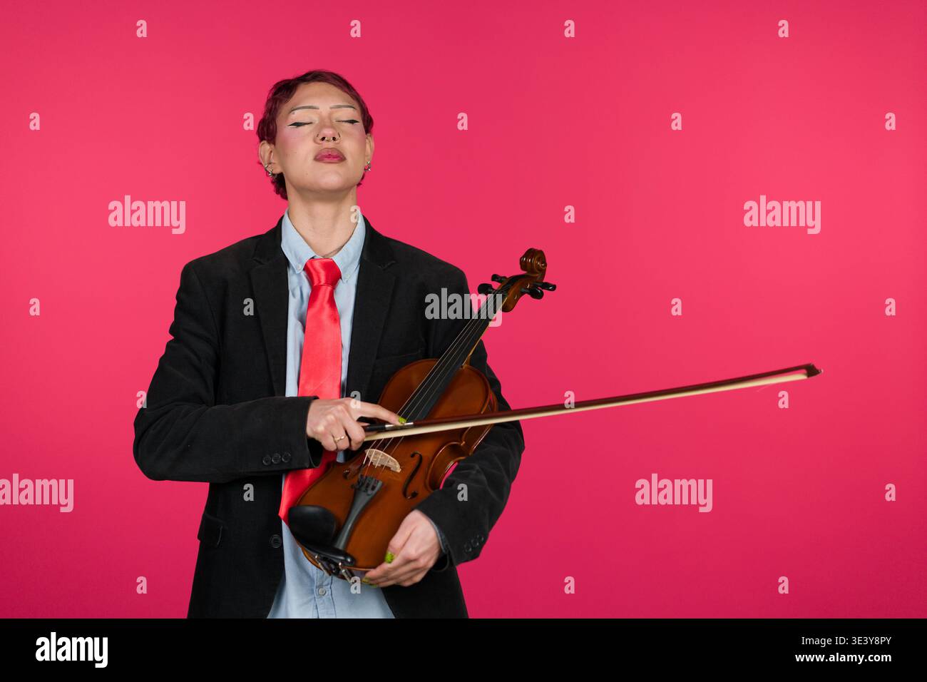 Musicista che suona il violino sentendo la musica emozioni profonde Foto Stock