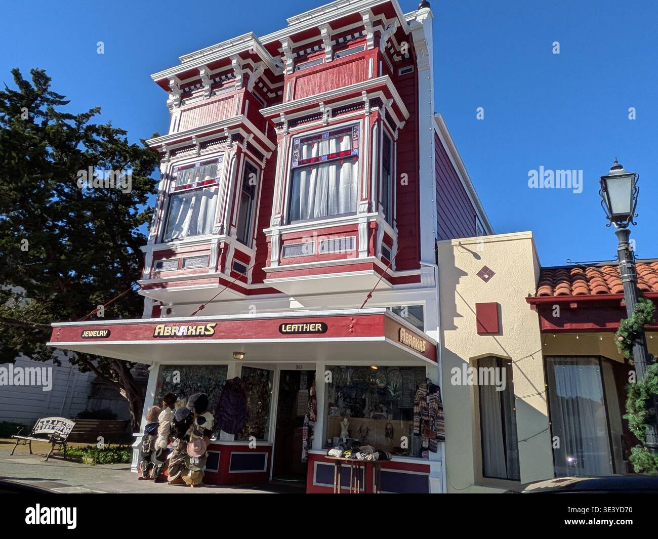 Ferndale, California, USA – 15 gennaio 2025: Edificio vittoriano dettagliato con cartellonistica "Abraxas", finiture ornate e tende vintage, che riflettono gli storici - Immagine stock catturata con smartphone
