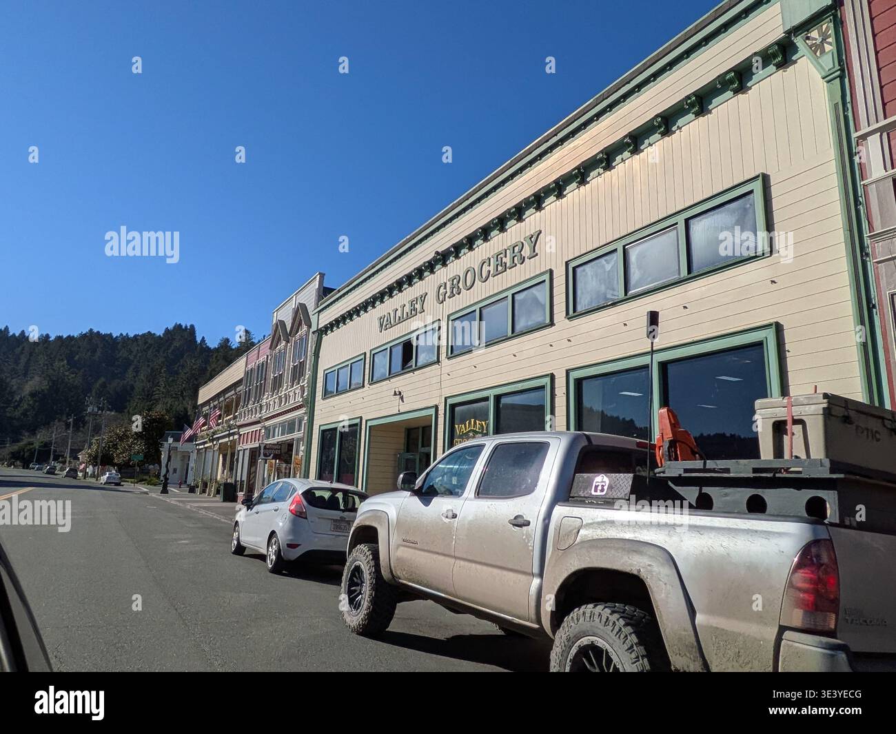 Ferndale, California, Stati Uniti – 15 gennaio 2025: Vista ravvicinata del negozio di alimentari Valley Grocery con auto parcheggiate, che mette in risalto il commercio locale e le comunicazioni - Immagine stock catturata con smartphone