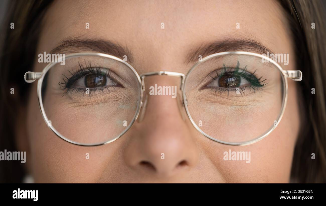Primo piano di una donna che indossa occhiali da vista moderni e rotondi Foto Stock