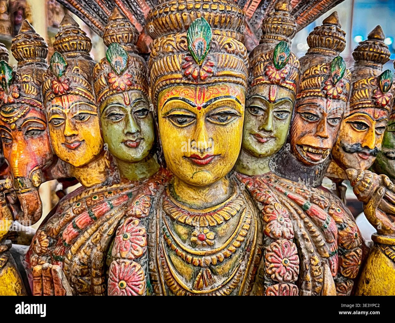 Vishnu è una delle tre divinità indù principali (con Shiva e Brahma) e ha molte incarnazioni diverse come rappresentate in questa scultura in legno. Foto Stock