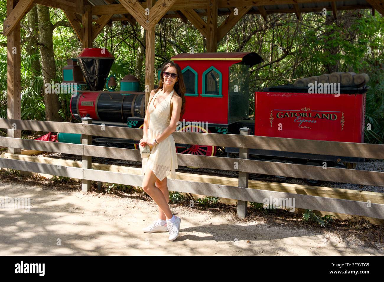 Donna vicino a Gatorland, viaggio in treno Orlando, Florida, 9 marzo 2026 Foto Stock