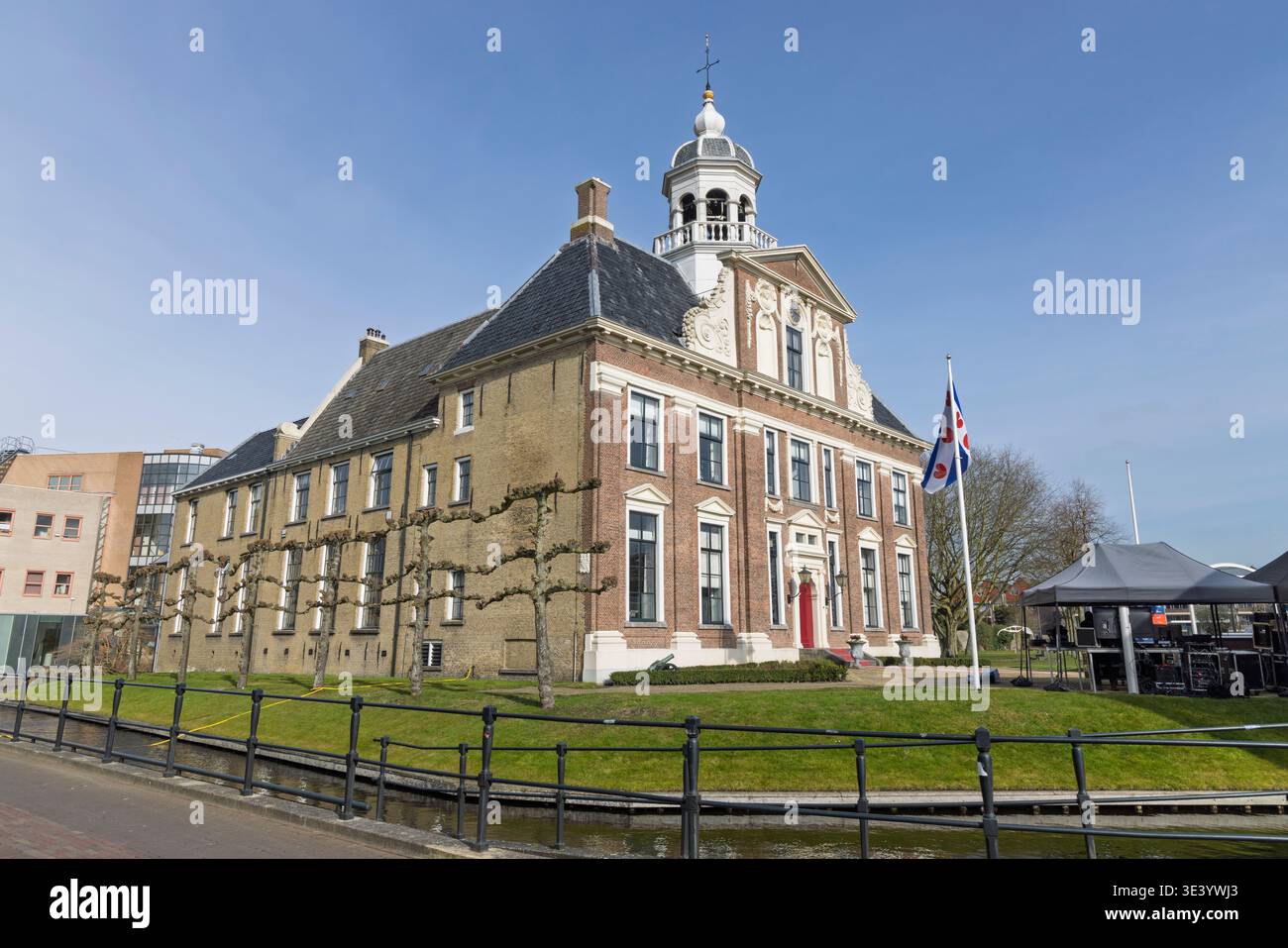 Heerenveen, Paesi Bassi, 26 febbraio 2026. Lo storico Municipio di Heerenveen, Crackstate, un edificio monumentale con una torre dell'orologio e il classico Dutc Foto Stock