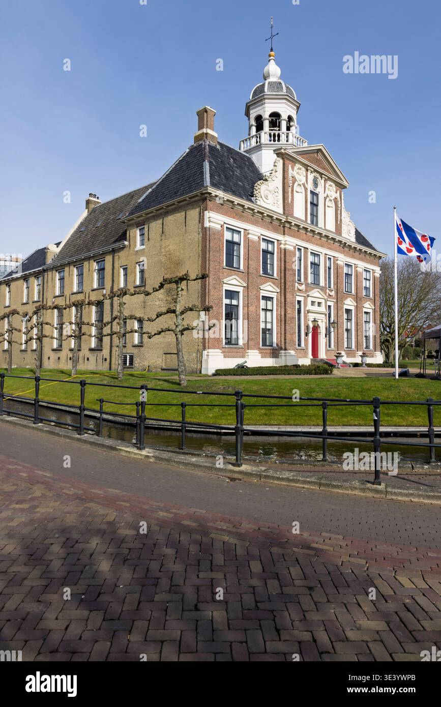 Heerenveen, Paesi Bassi, 26 febbraio 2026. Esterno del monumentale edificio Crackstate, l'ex municipio di Heerenveen, che mostra gli heri frisoni Foto Stock