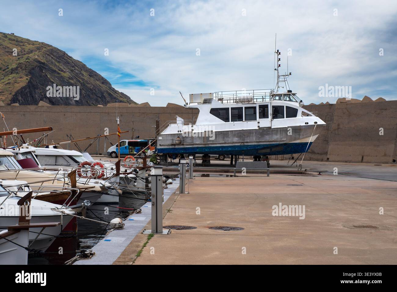 Barca e porto nel villaggio di Portbou in Spagna Foto Stock