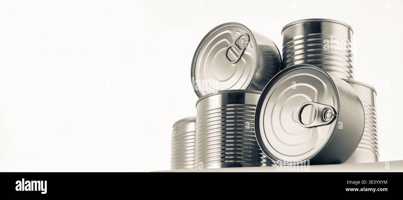 Tin Cans Studio ha realizzato uno spazio di copia di diverse composizioni senza etichette è una natura morta grafica minimalista per la conservazione degli alimenti, le scorte e la sicurezza alimentare Foto Stock