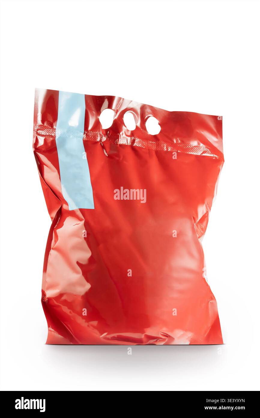 Sacchetto di imballaggio in plastica vuoto rosso isolato su sfondo bianco, modello di mockup per il branding, design del packaging del prodotto, contenitore minimo per la vendita al dettaglio, generi Foto Stock