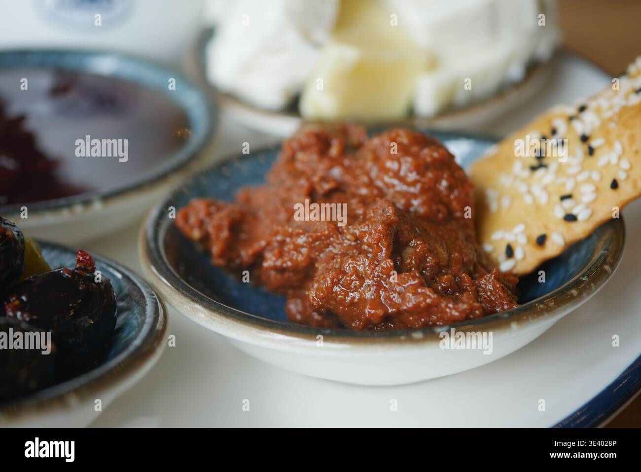 Ricca salsa da immersione servita con cracker e burro Foto Stock