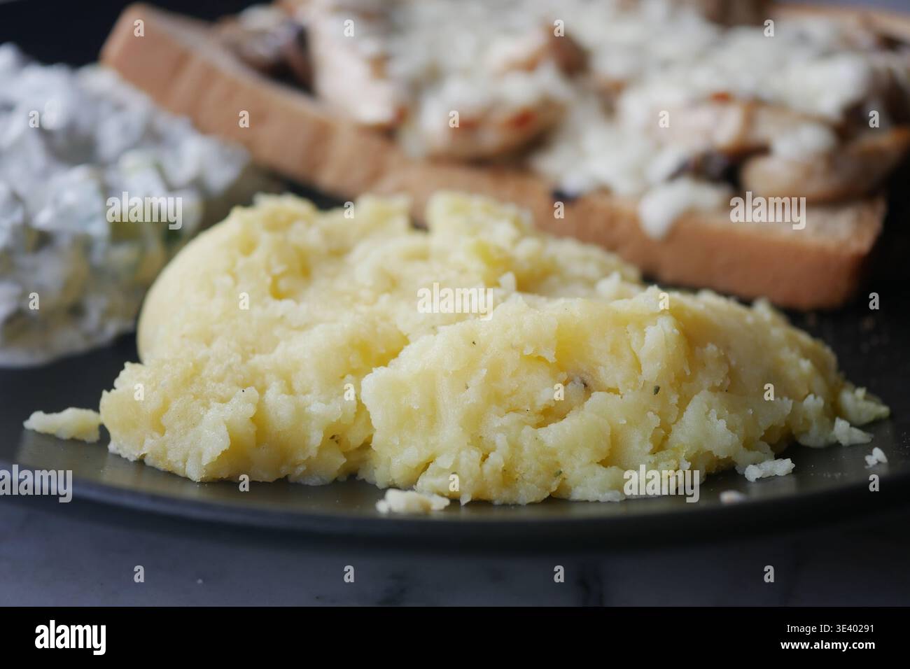Pasto delizioso con purè di patate e pane tostato Foto Stock