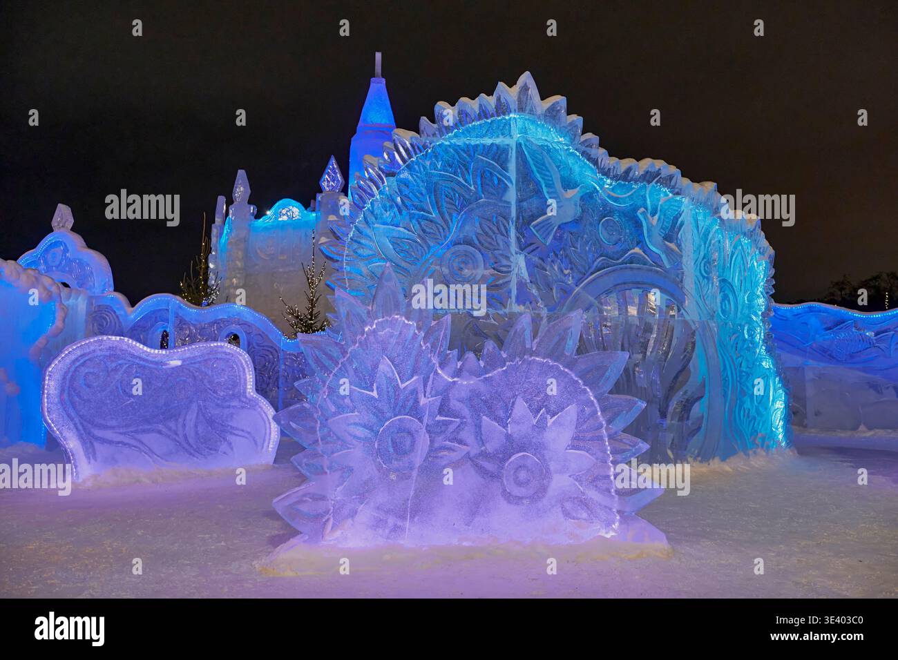 Sculture di ghiaccio illuminate nel Winter Night Park durante le festività natalizie Foto Stock