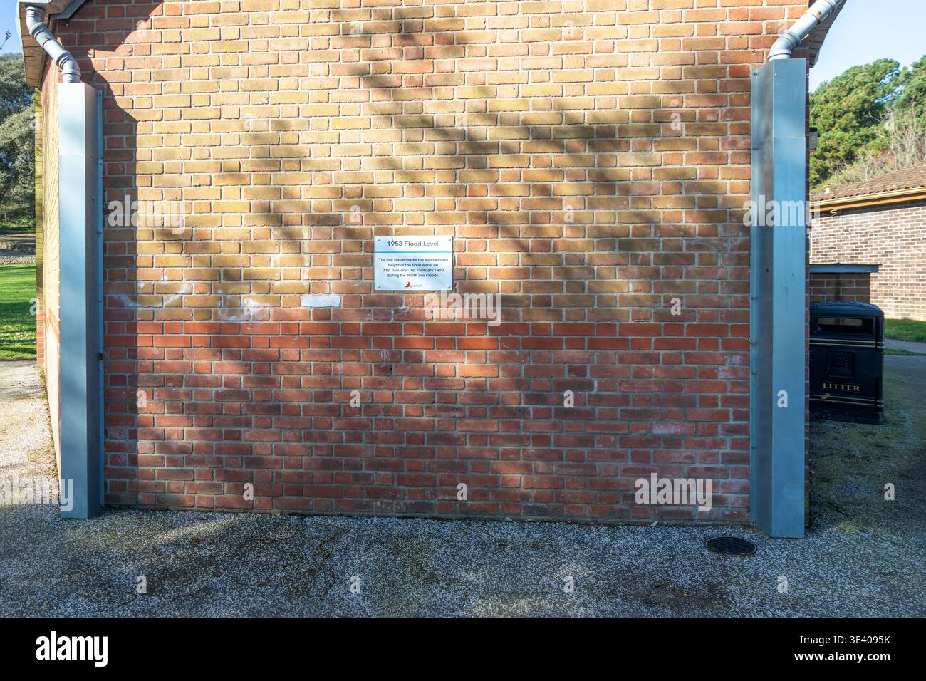Insegna su un'altezza di marcatura murale di 1953 metri, Sparrows Nest Gardens, Lowestoft, Suffolk, Inghilterra, REGNO UNITO Foto Stock