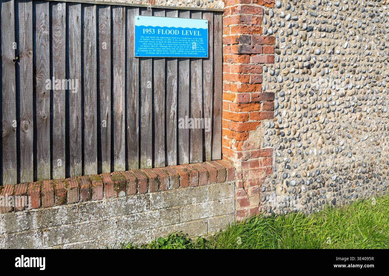 Cartello sulla recinzione del Museo marittimo che segna l'altezza di 1953 livello di inondazione, North Denes, Lowestoft, Suffolk, Inghilterra, REGNO UNITO Foto Stock