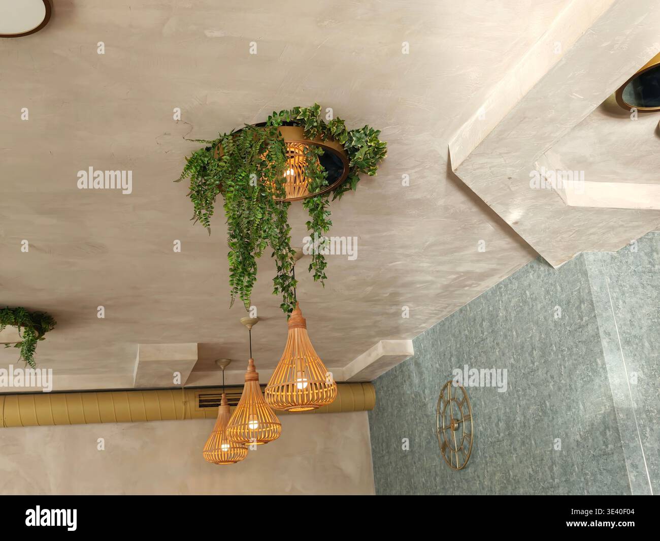 Plafoniere pendente in vimini per piante sospese Foto Stock