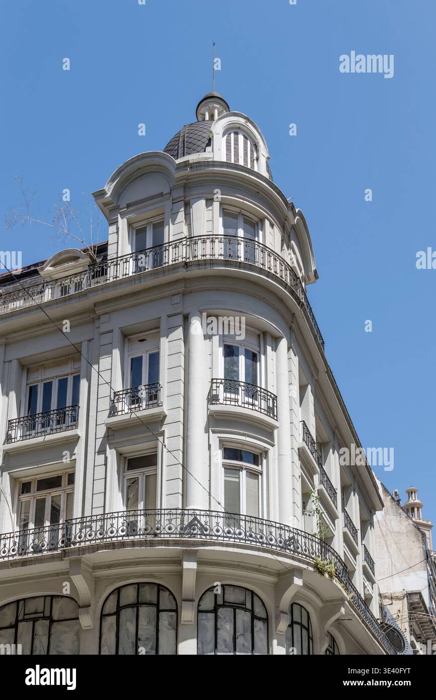 Paesaggio urbano con scorcio di edifici storici dietro l'angolo di avenida Florida, capitale dell'Argentina, girato alla luce brillante dell'estate a Buenos Aires Foto Stock
