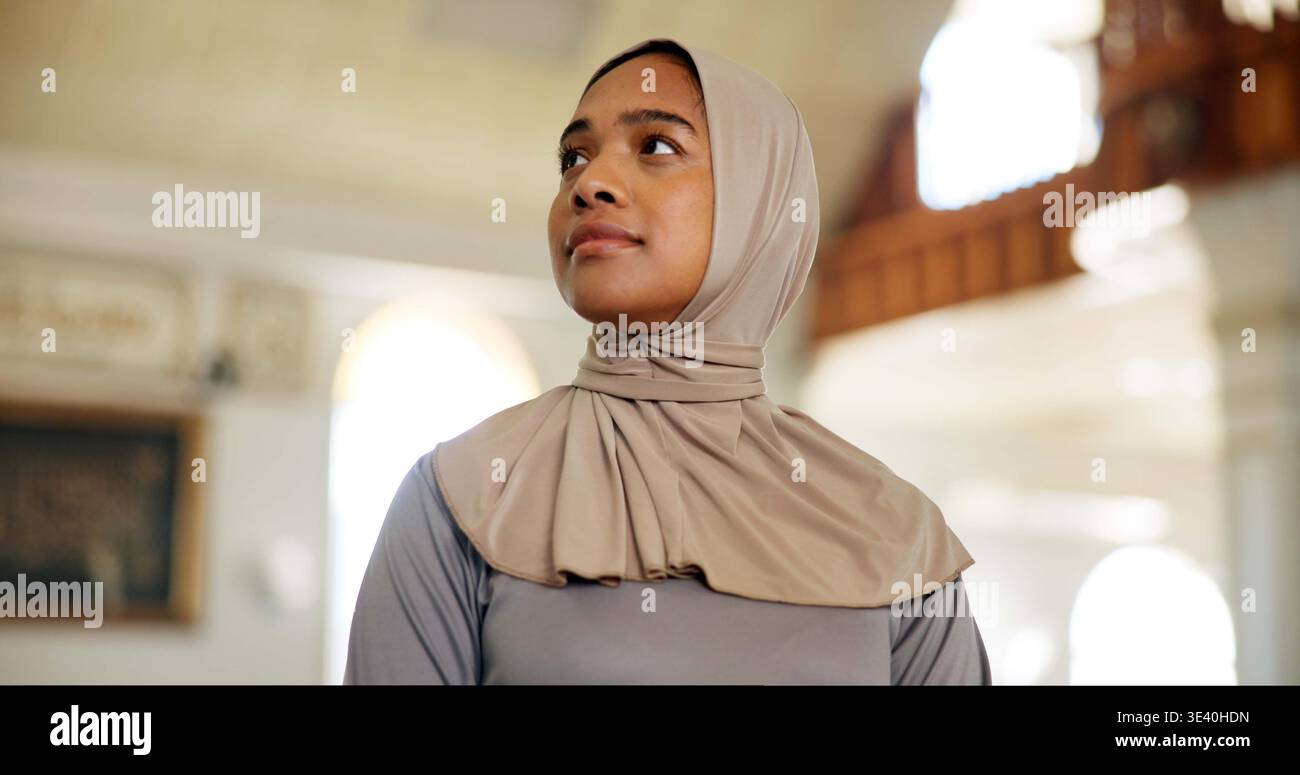 Musulmana, religione e pensiero con donna in Moschea per gratitudine ad Allah o alla fede palestinese. Fede, connessione islamica e spirituale con l'arabo Foto Stock