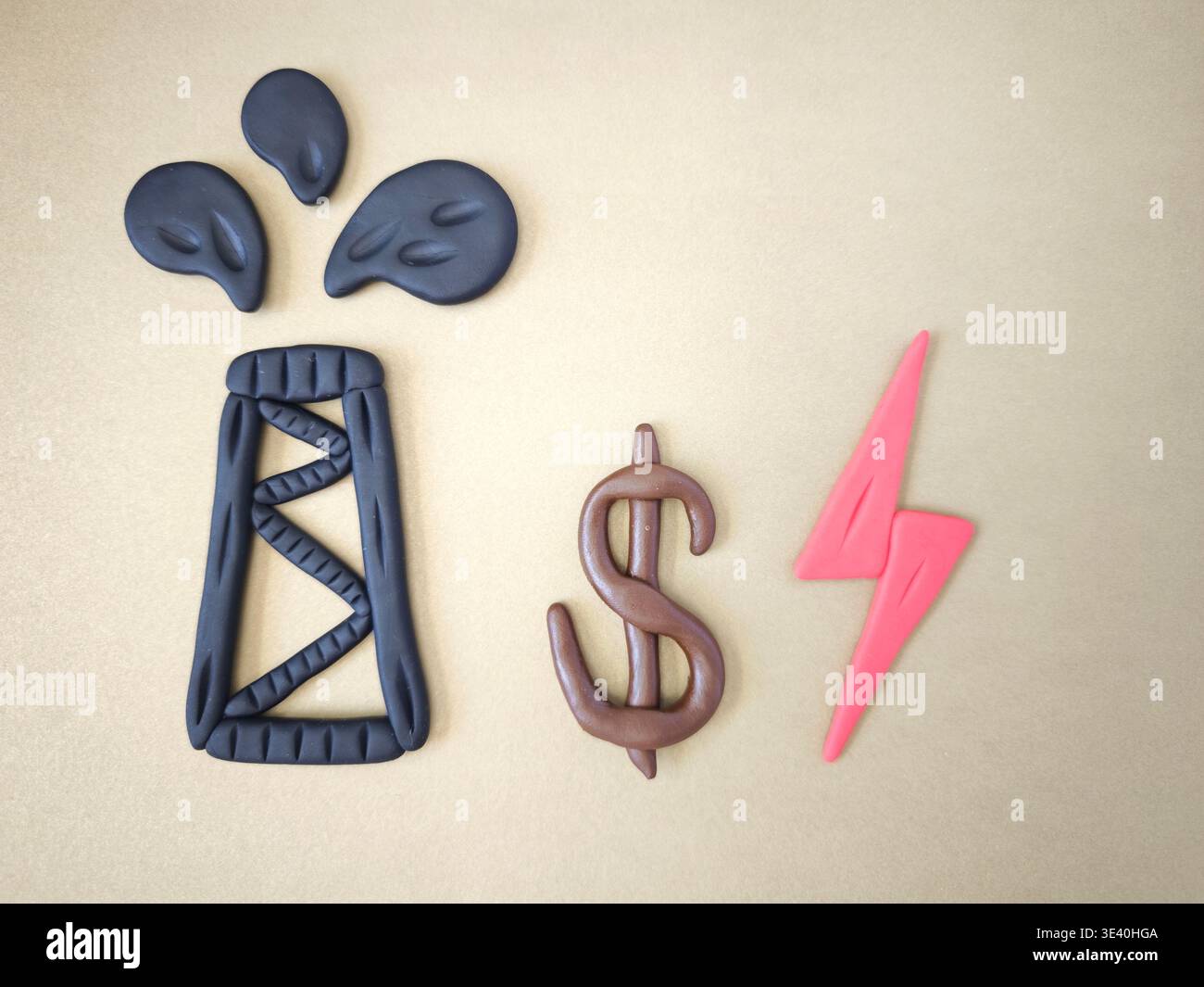 La piattaforma petrolifera, il simbolo del dollaro e il fulmine rappresentano il collegamento tra i prezzi del petrolio, i cambiamenti del mercato energetico e gli impatti economici a livello mondiale. Foto Stock