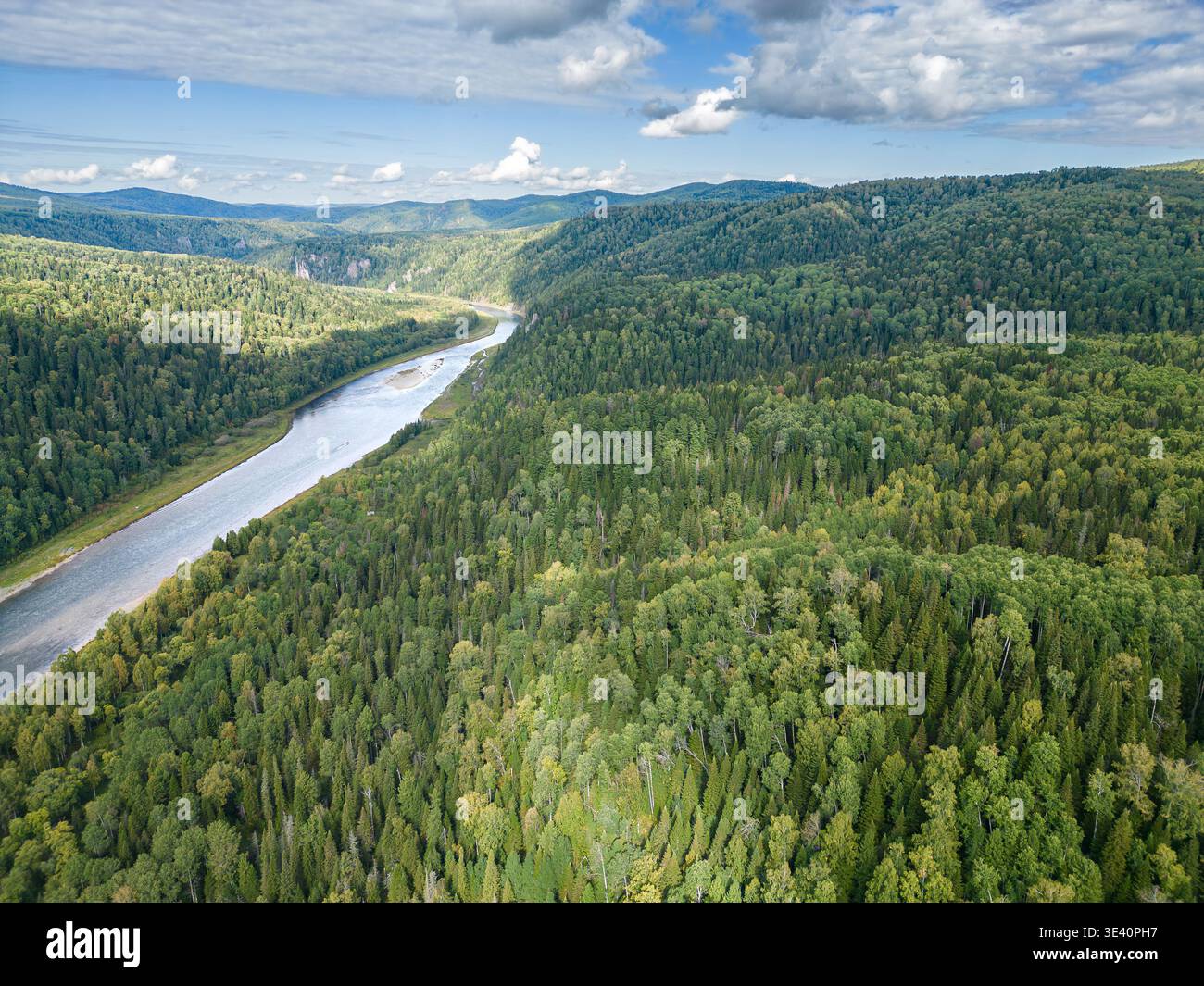 Vista aerea dell'incontaminata valle del fiume Kiya circondata da una fitta foresta di taiga che mostra bellezze naturali per l'avventura e l'ecoturismo a Kuzbass, selectiv Foto Stock