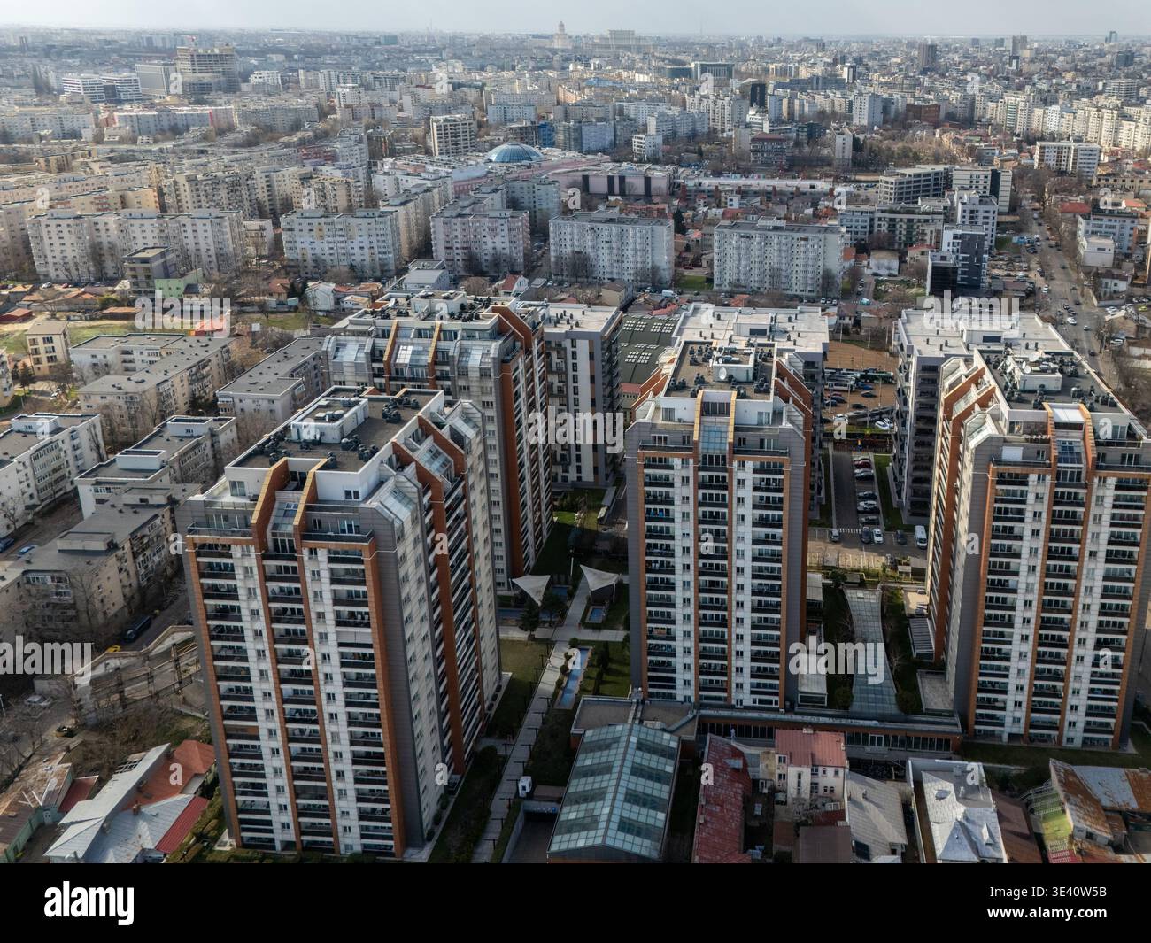 Vista aerea di edifici moderni con texture e toni contrastanti sotto un cielo nuvoloso, Bucarest, Bucarest, Romania. Foto Stock