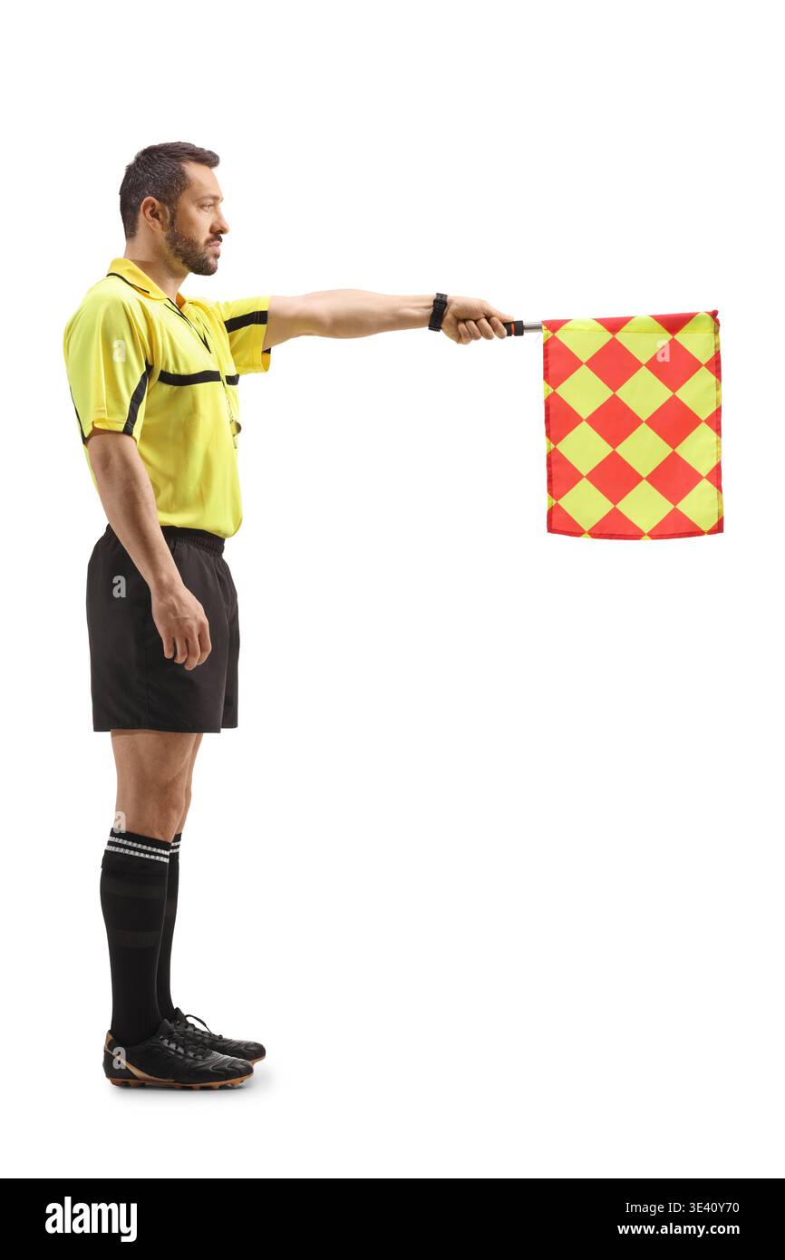 Segnalazione arbitro di calcio con una bandiera isolata su sfondo bianco Foto Stock