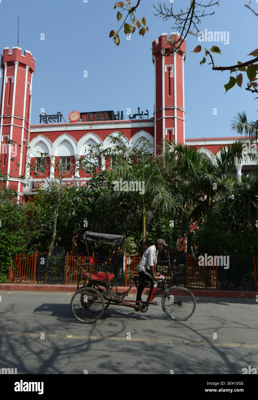 Un risciò in bicicletta di fronte alla stazione ferroviaria di Delhi nella vecchia Delhi, in India. Foto Stock