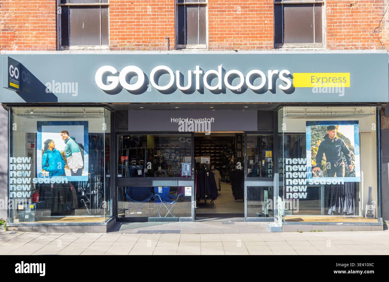 VAI all'aperto con il negozio Express nel centro città, Lowestoft, Suffolk, Inghilterra, Regno Unito di passaggio Foto Stock
