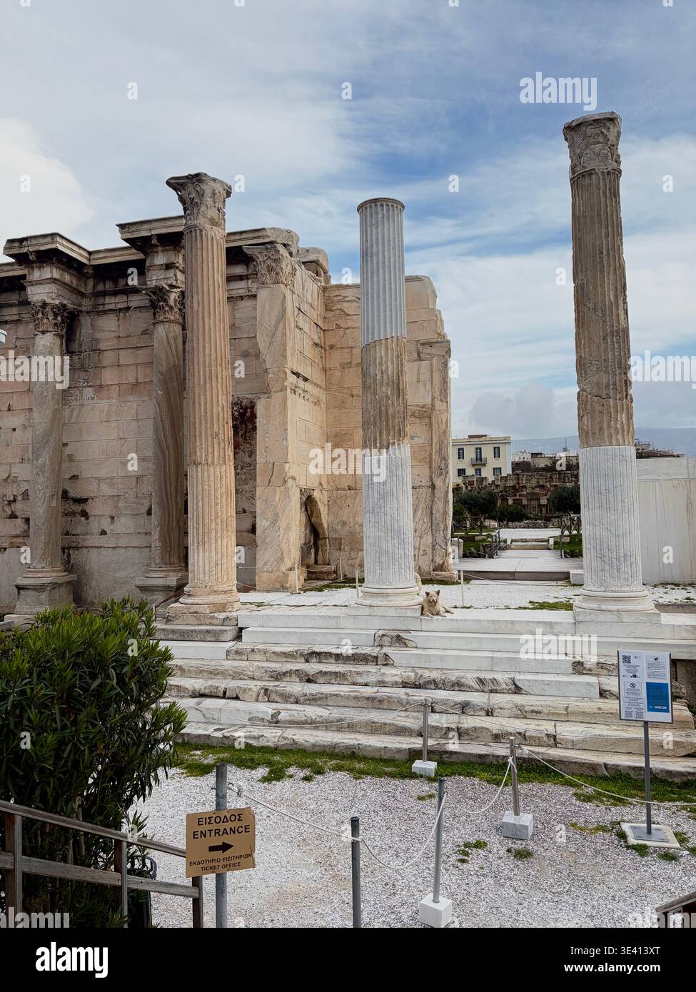 Rovine della Biblioteca Adriana ad Atene con archi - Immagine stock catturata con smartphone